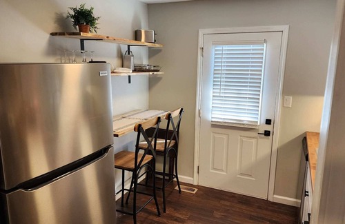 Jefferson City Apartment | Bedroom TVs. 5 Min to Cherokee Lake & C-N Univ