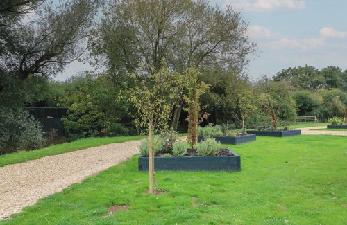 North Luffenham Cottage | BEE HIVE, pet friendly, with hot tub in Edith Weston