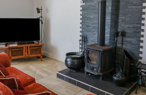 Kilbrittain Cottage | BEEHIVE COTTAGE, pet friendly in Kilbrittain, County Cork