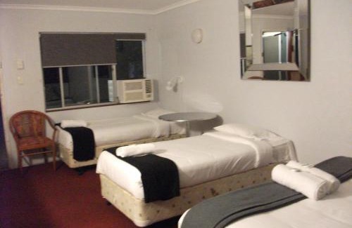 Glass House Mountains Hotel | Beerwah Glasshouse Motel