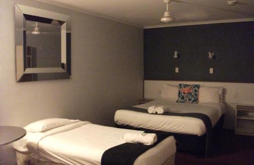 Glass House Mountains Hotel | Beerwah Glasshouse Motel