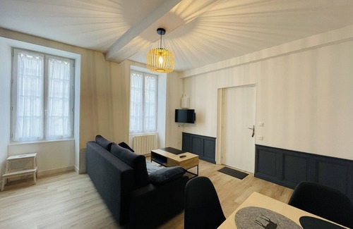 Saint-Jean-d'Angely Apartment | Bel Appartement Avec Cour Privée