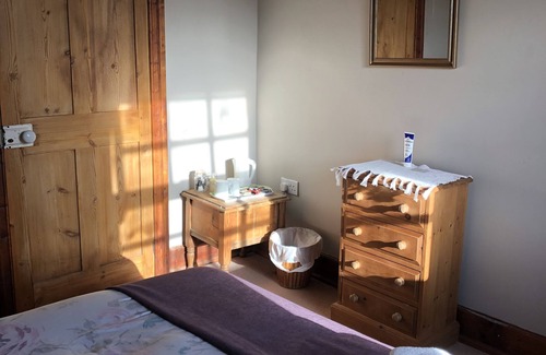 Coombe Keynes Bed & Breakfast | Belhuish Farmhouse