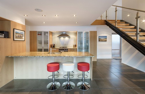 Wanaka House | Bella's Place: Location, style, comfort, spacious & pet friendly