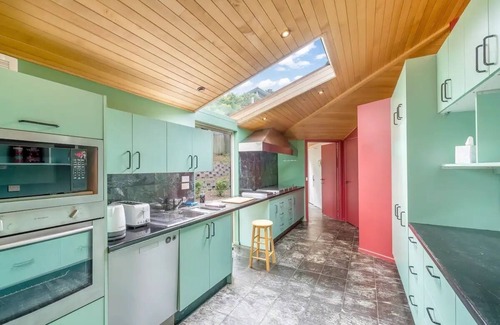 Bellerive House | BELLA VISTA. Large Family Home. Views Forever.