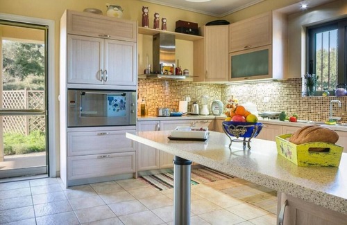 Lakithra Villa | Belle Helens 3-bedroom villa in Lakithra with AC, WiFi, Pool