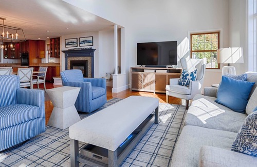 Holcomb House | Belle Maison: Near Wineries + Hot Tub + Pet Friendly!