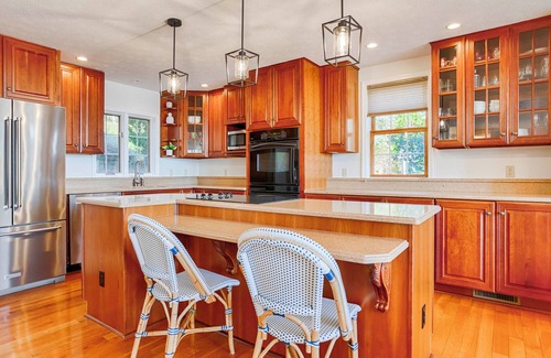 Holcomb House | Belle Maison: Near Wineries + Hot Tub + Pet Friendly!