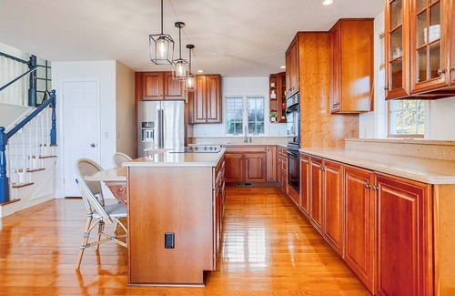Holcomb House | Belle Maison: Near Wineries + Hot Tub + Pet Friendly!