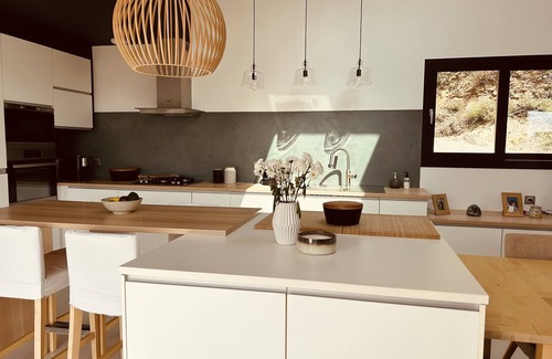 Ampus House | Belle Villa Contemporaine en Pleine Nature