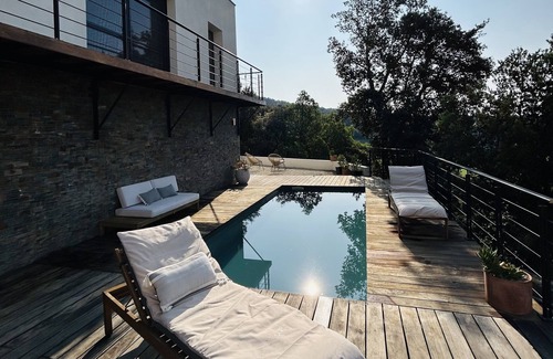 Ampus House | Belle Villa Contemporaine en Pleine Nature