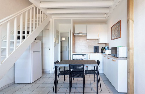 Martigues Apartment | Belle Vue Apartment in Martigues – Near the Town Center, Large Balcony