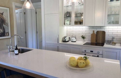 Aldgate Cottage | Belle’s Cottage- Luxurious, Stirling escape with cosy fire, deck, tennis court
