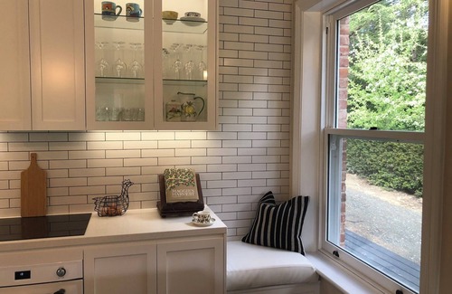 Aldgate Cottage | Belle’s Cottage- Luxurious, Stirling escape with cosy fire, deck, tennis court