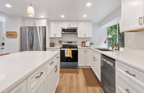 East Lake Hills House | Bellevue 3BR Retreat | Walk to Trails & Near Lake