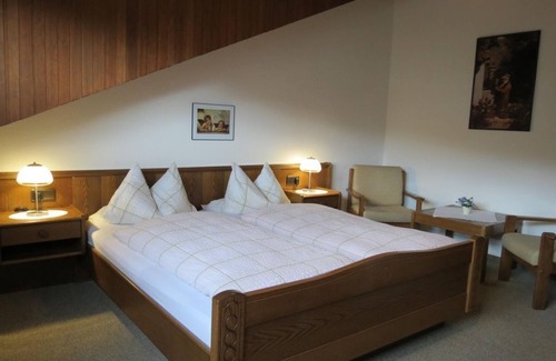 Neumagen-Dhron Bed & Breakfast | Bellflower holiday apartment - Landhaus Mosel/Haus Berghof