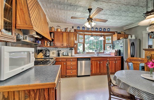 Town of Bellmont House | 'Bellows Place': Great for Family & Group Getaways
