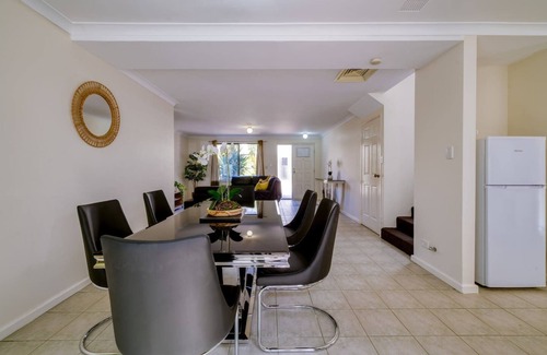 Belmont House | Belmont Comfort Central and Light filled Stay