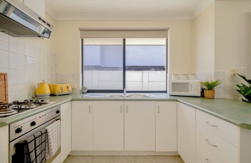 Belmont House | Belmont Comfort Central and Light filled Stay