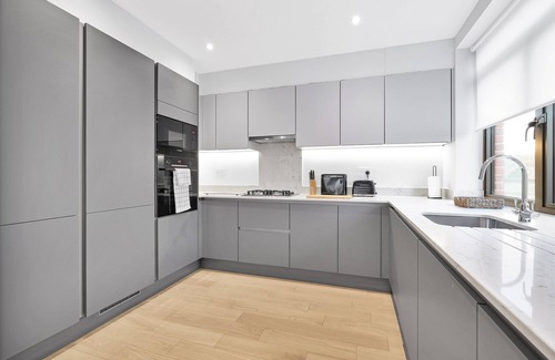 Belmont Apartment | Belmore 1 Bedroom Luxury Apt. with Parking in Stanmore, North West London - 10