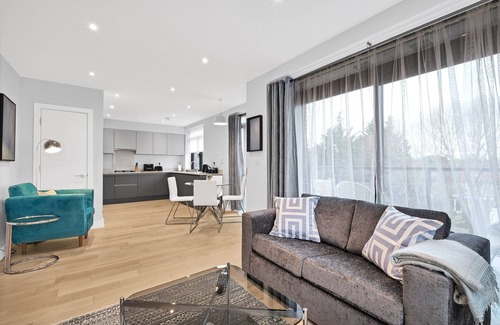 Belmont Apartment | Belmore 1 Bedroom Luxury Apt. with Parking in Stanmore, North West London - 10