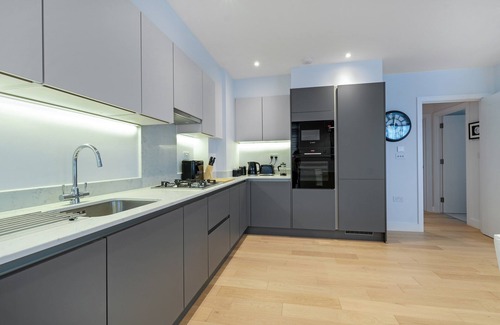 Belmont Apartment | Belmore 2 Bedroom Luxury Apt. with Parking in Stanmore, North West London - 06