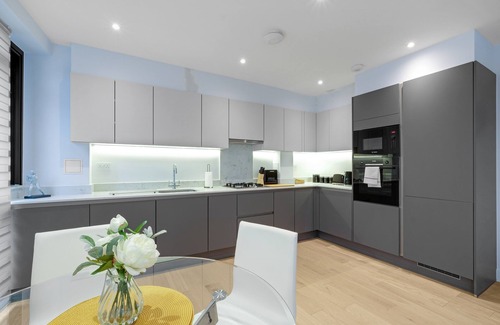 Belmont Apartment | Belmore 2 Bedroom Luxury Apt. with Parking in Stanmore, North West London - 06