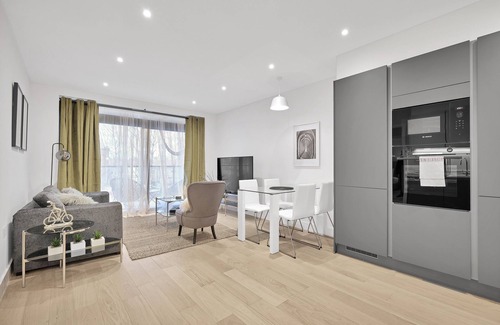 Belmont Apartment | Belmore 2 Bedroom Luxury Apt. with Parking in Stanmore, North West London - 09