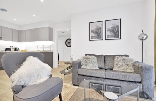 Belmont Apartment | Belmore 2 Bedroom Luxury Apt. with Parking in Stanmore, North West London - 09