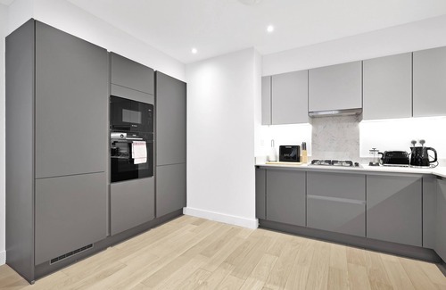 Belmont Apartment | Belmore 2 Bedroom Luxury Apt. with Parking in Stanmore, North West London - 09