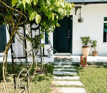 Kampung Mawar Ski Chalet | Belukar Lodges Private Homestay