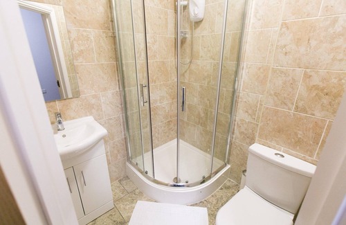 Loxford Apartment | Belvilla Ilford Hill Hotel London Standard twin