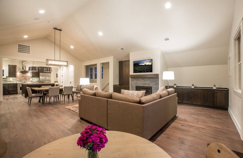 Bend House | Bend ~ 24-hr staff ~ gorgeous kitchen ~ comfy beds ~ W/D ~ Cascade Lakes ~ 🐶