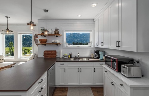 Leavenworth Cottage | Berg Haus- Close to Town, Hot Tub, Wi-Fi, Views