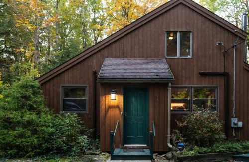 Tyringham House | Berkshire Vacation Rentals: Stonebridge Cabin: Modern Amenities Enjoy Nature