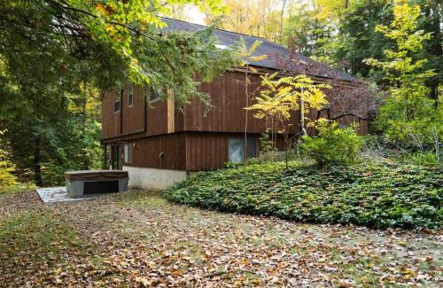 Tyringham House | Berkshire Vacation Rentals: Stonebridge Cabin: Modern Amenities Enjoy Nature