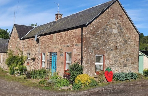 Murthly Cottage | Berry View - Idyllic cosy cottage on berry farm