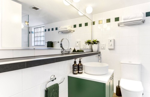 Berry Hotel | Berry Village Boutique Motel