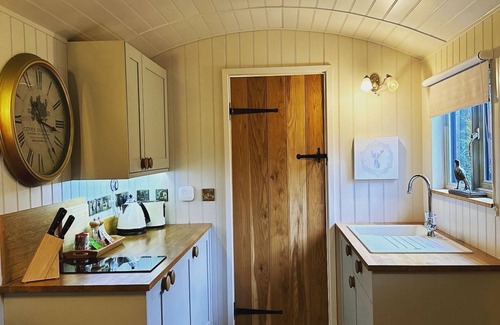 Foolow Cottage | Bertie's Retreat - sleeps 2 guests in 1 bedroom