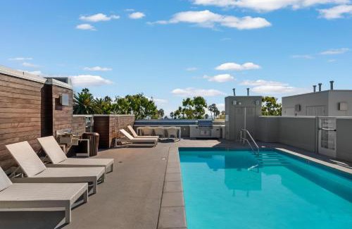 Ocean Park Apartment | Beryl Breeze - Rooftop Pool Sunny 2BR by the Pier