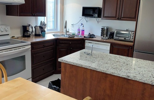 Valleyfield Apartment | besides lake hospital, supermarket, swimming pool;rent for roomor family