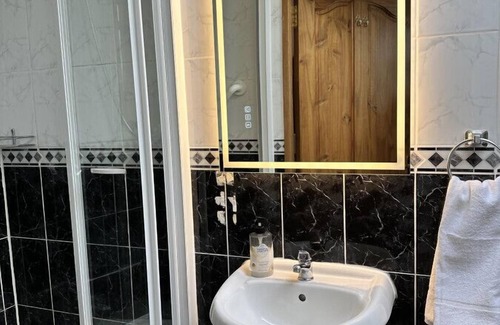 Malahide House | Beside Malahide Castle! Triple room in a cozy Guest House. Close to airport.