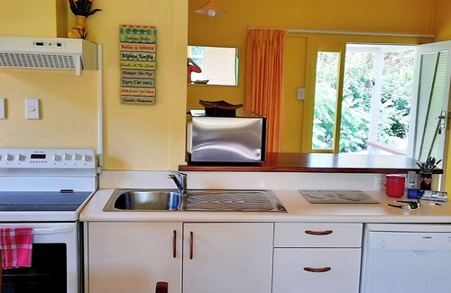 Kekerengu Cottage | Bespoke Cottage, outdoor baths, wine tasting, pet friendly in Sleepers Vineyard