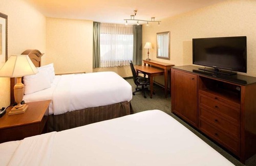 Wenatchee Hotel | Best Choice! 2 Spacious Units, With Outdoor Pool and Free Parking!