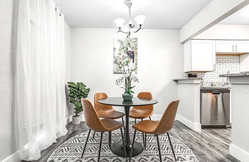 Arlington Apartment | Best Location Downtown | Mins from AT&T, Ranger Stadium & Six Flags