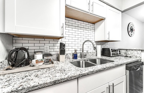 Arlington Apartment | Best Location Downtown | Mins from AT&T, Ranger Stadium & Six Flags