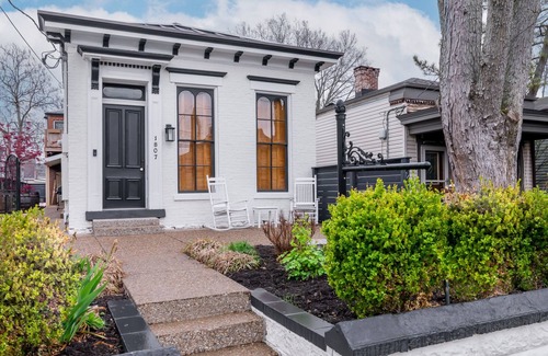 Clifton House | Best Location in Derby City- 2 story porch & hot tub