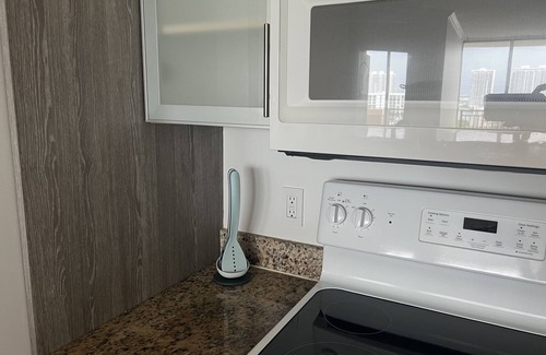 Sunny Isles Beach Condo | Best location at Sunny Isles. 5 min walk to the beach.STR-02909