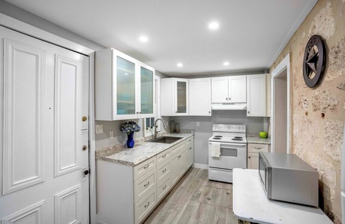 Southtown House | BEST of both worlds.Historic home in the heart of downtown San Antonio!