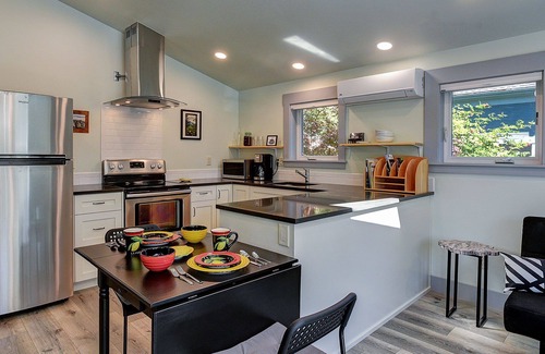 Belmont Apartment | Best of Hawthorne - In the heart of Southeast Portland - Close To Everything